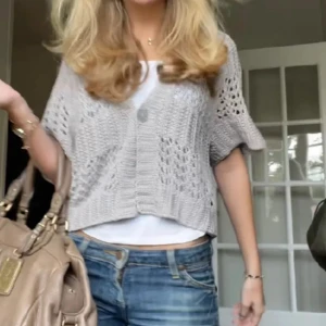 Beige stickad kofta - Säljer en superfin beige stickad kofta med kortärmad design. Perfekt för vår och sommar, och funkar både till vardags och fest. Passar bra över en t-shirt eller linne. Storlek xs-m. PRIS KAN DISKUTERAS 