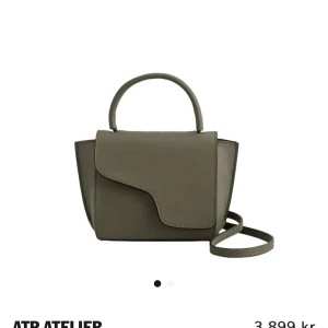 Atp atelier väska - Intressekoll på min fina atp atelier väska. De är i okej/ bra skick , det ända är att den har repor men annars är den fin. Kan skicka bilder ville var se ifall någon var intresserad.