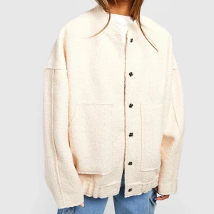 Beige teddyjacka - Säljer en supermysig beige teddyjacka i oversized passform. Den har långa ärmar och knäpps med svarta knappar framtill. Perfekt för höst och vår när du vill hålla dig varm och stilren. Jackan har också praktiska fickor framtill. As snygg!! 