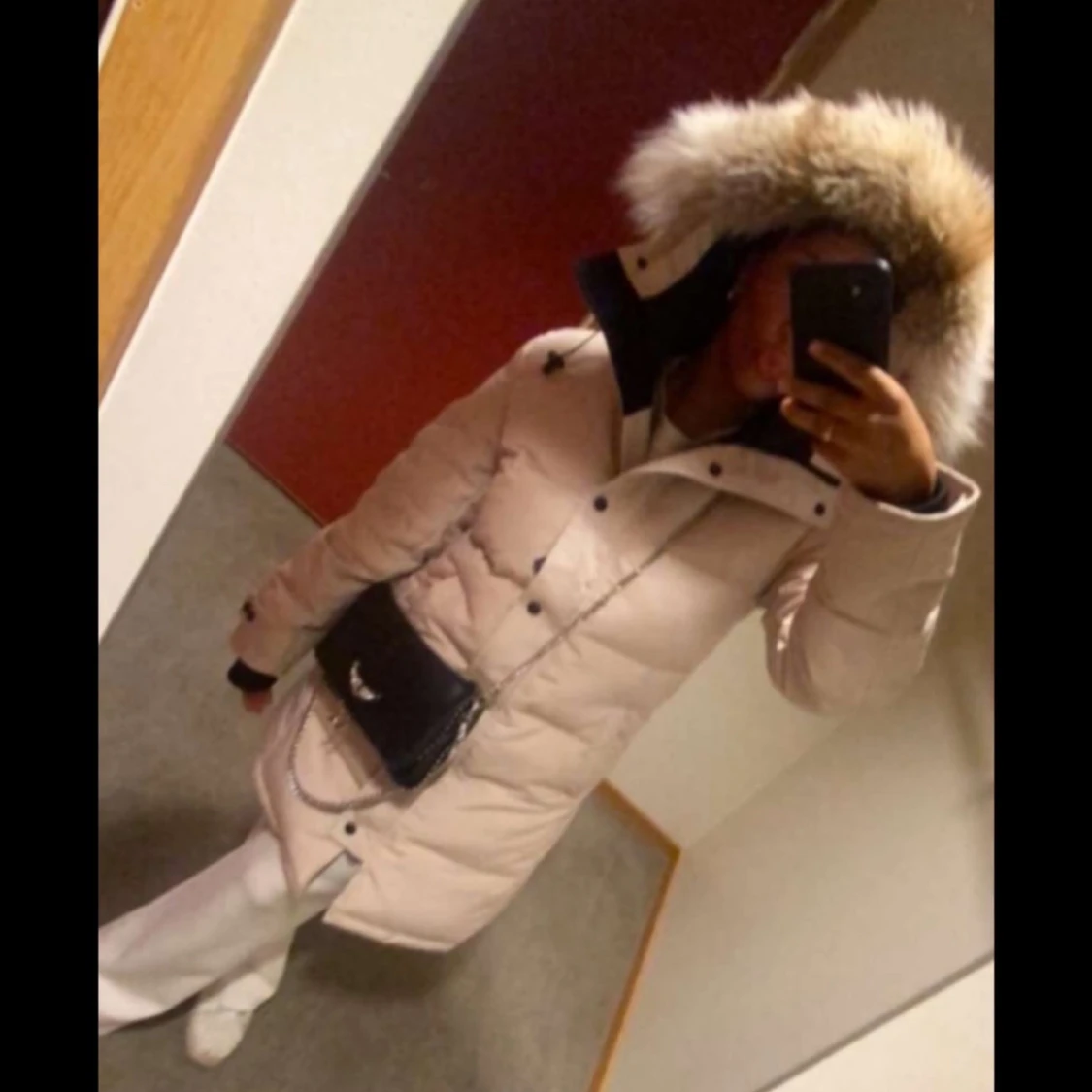 Beige dunjacka med pälsdetaljer - 91