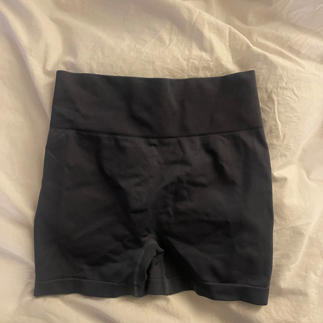 Mörkgråa shorts med scrunch - 90