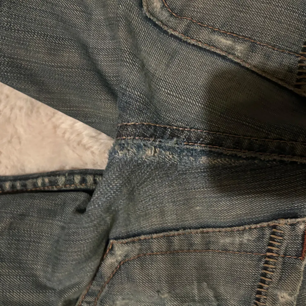 Säljer nu mina as snygga super lågmidjade jeans. Strl 25/30. kommer säljas billigt då dom har spruckit i rumpan en gång men är lagade. Jag skulle säga att det inte syns jätte mycket på. (se på sista bilden) . Jeans & Byxor.