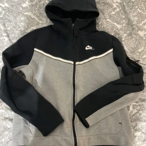 Tech fleece - Säljer min tech fleece överdel som är i väldigt bra skick, kan ta byten.
