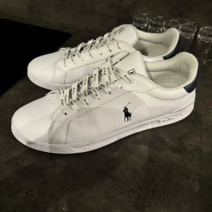 Polo skor storlek 46 - Säljer mina polo skor i storlek 46. Använda 1 gång så det är nyskick på skorna. Väldigt clean och snygga skor!