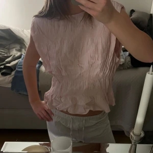 Ljusrosa blus med volangdetaljer - Säljer en söt ljusrosa blus 