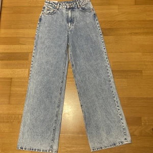 Ljusblå jeansbyxor från h&m - Säljer ett par ljusblå jeansbyxor från &Denim i storlek 34. De har en ultra hög midja och en wide fit. Priset kan diskuteras ! 🦋