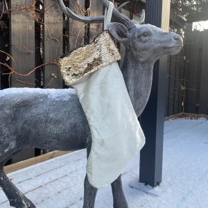 Julstrumpa  - Helt ny cremefärgad julstrumpa i sammet med glittrig kant av guld paljetter. Nypris 159:-