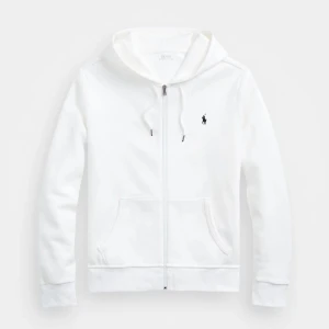 Vit hoodie från Ralph Lauren - Säljer en stilren vit hoodie från Ralph Lauren med dragkedja och den klassiska loggan på bröstet. Perfekt för både vardag och chill. Den har en skön passform och är gjord i mjukt material. Ett måste i garderoben! 🤍