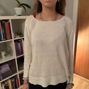 Beige stickad tröja från Flash Woman - Säljer en superfin beige stickad tröja från Flash Woman i storlek M. Den har långa ärmar och snygga knappar på sidan som ger en extra touch. Perfekt för både höst och vår! Tröjan är i mycket bra skick 💕