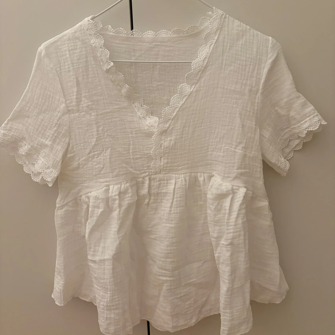 Vit blus med spetsdetaljer