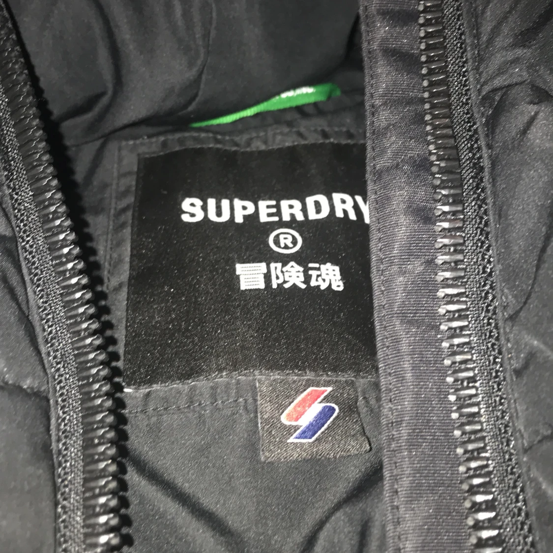 Svart pufferjacka från Superdry - 91