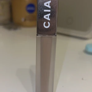 Concealer från Caia Cosmetics - Säljer en concealer från Caia Cosmetics i nyansen 3N. Ny endast testad en gång utan att röra hude direkt. Köpt för 195kr