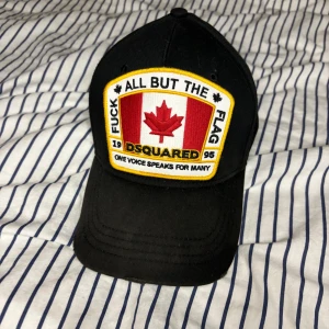 Svart keps Dsquared2 - Svart keps från Dsquared2 som är i storlek One size och är justerbar. Den är äkta och är i bra skick