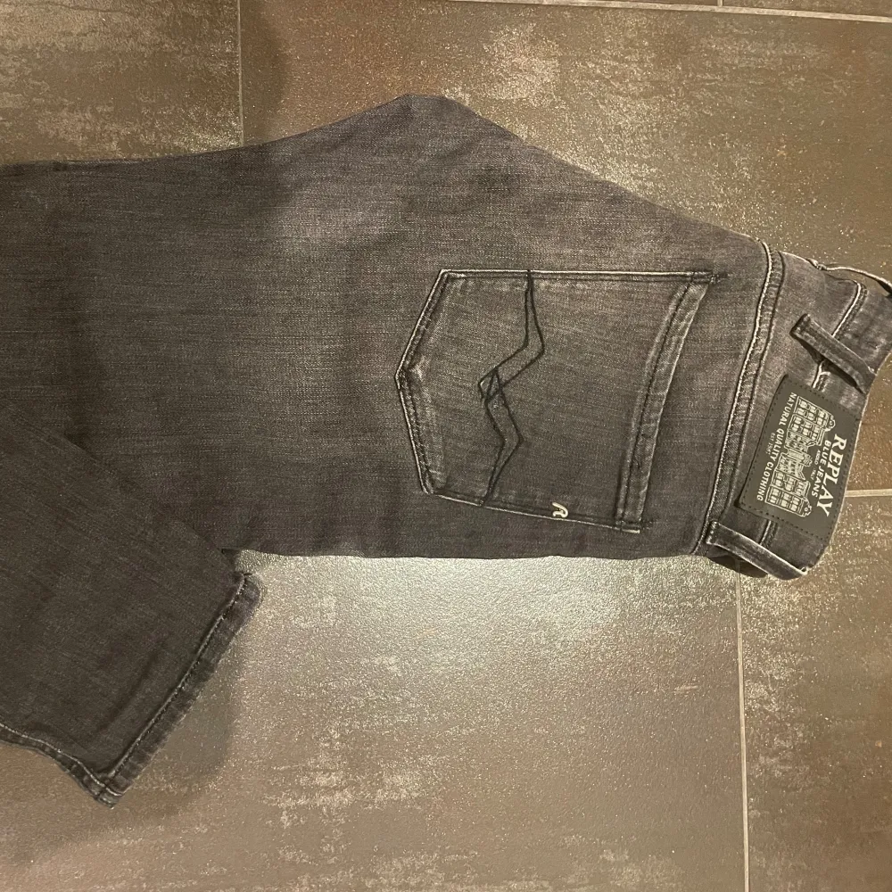 Tja nu säljer jag mina helt nya replay anbass slum fit jeans på grund av att de var för stora för mig. Storleken är w27 L30. Hör av dig vid funderingar och pris kan diskuteras!. Jeans & Byxor.