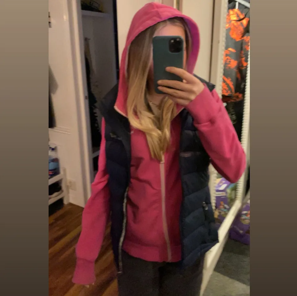 Säljer en snygg rosa hoodie från Puma i bra skick. Den är i storlek M men den sitter som en xs/s💘 . Hoodies.