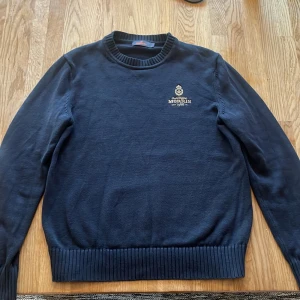 Morris Tröja - Säljer en stilren mörkblå tröja från Morris. Perfekt för både vardag och lite finare tillfällen. Passar bra till höst och vinter.