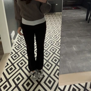 Svarta kostymbyxor - Säljer ett par svarta byxor i ny skick, från Bikbok ny pris 500kr säljer för 299. Storlek 36 sitter bra i midjan det är midwaist. Inga defekter och frakt tillkommer.