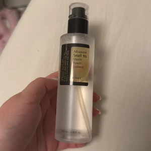COSRX Advanced Snail 96 Mucin Power Essence - Säljer en flaska COSRX Advanced Snail 96 Mucin Power Essence. Den är i en genomskinlig flaska med svart pump och innehåller 100 ml. Perfekt för att återfukta och ge lyster till huden. Används efter rengöring och toner för bästa resultat. Använd enstaka gånger så mycket kvar.