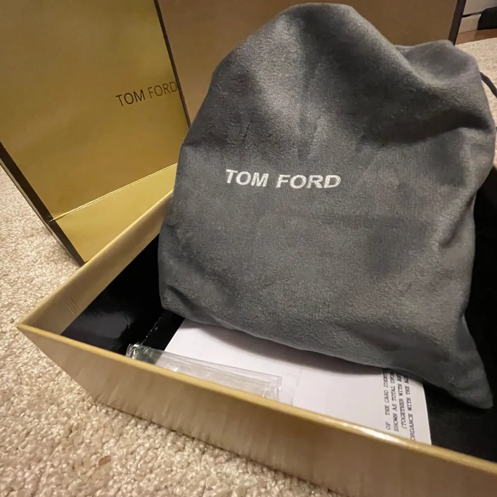 Säljer ett snyggt brunt skärp från Tom Ford i skinn. Det har en stilren silverfärgad spänne som ger en lyxig touch. Perfekt för både vardag och fest! Kommer med originalförpackning och dustbag.. Övrigt.