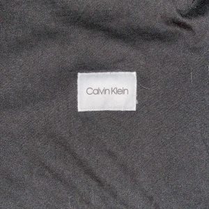 Svart t-shirt från Calvin Klein - Säljer en stilren svart t-shirt från Calvin Klein i storlek M. T-shirten är i bomull och har en klassisk passform. Perfekt för både vardag!