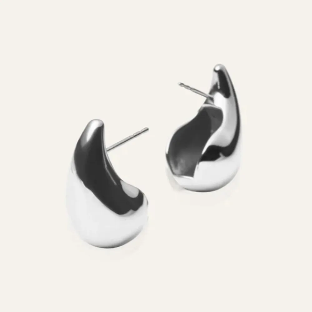 Mockberg drop örhängen    Upptäck Plain Daring Small Silver Earrings, små droppformade örhängen, gjorda av stål. Dessa eleganta örhängen utstrålar tidlös skönhet och sofistikation, perfekta för att förhöja varje outfit med stil och elegans. Färg: Silver Material: Stål Storlek: höjd: 20 mm  I nyskick, endast anvä. Accessoarer.