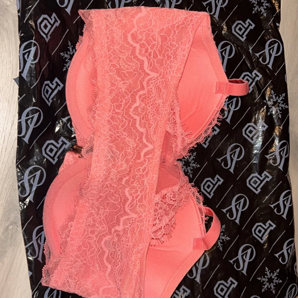 Säljer en superfin rosa BH från Victoria's Secret i spets. Den är helt ny och har en vacker spetsdetalj över kuporna och axelbanden. Perfekt för att känna sig extra lyxig och bekväm. Kommer i originalförpackning.. Toppar.