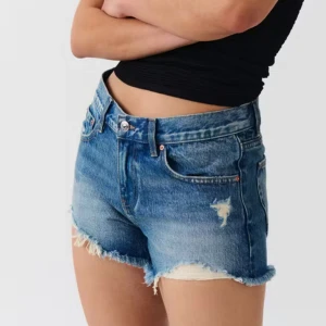 Lågmidjade jeansshorts  - Säljer dessa super fina lågmidjade jeans shorts. De är inte använda en enda gång då de e förstora kontakta vid intresse eller frågor❤️