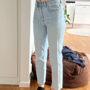 & Other Stories jeans - Säljer ett par ljusblå jeans i mycket bra skick. De är högmidjade och har en straight passform som ger en klassisk look. Perfekta för både vardag och fest! 🦋