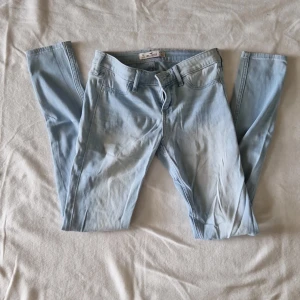 Ljusa jeans Hollister - Super söta Hollister jeans! Dom hör i superfint skicka men säljer då jag inte använde skinny jeans.💘Dom är W25 och L29! Priset kan diskuteras och skriv gärna för fler bilder!🩷