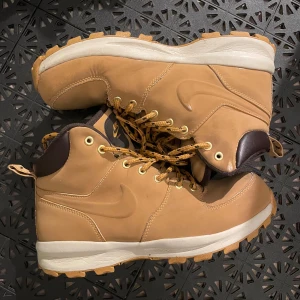 Nike vinterskor  - Beigea Nike vinterskor. inga hål eller liknande och tål alla väder✅ nypriset är +1000kr      Hör av dig vid frågor:)