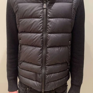 Moncler cardigan - Snygg cardigan från moncler som passar bra till hösten och våren, lagad vid armen och lite på dunet köpt för 11 tusen nypris 