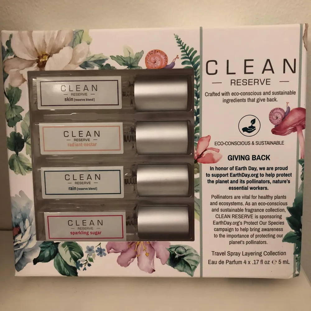 Säljer en set med fyra olika dofter från Clean Reserve: Skin, Radiant Nectar, Rain och Sparkling Sugar. Varje flaska är 5 ml och perfekt för resor. Dofterna är skapade med hållbara och miljövänliga ingredienser. Perfekt för dig som vill ha en fräsch och naturlig doft som också ger tillbaka till planeten.    Fick dessa o present, men det är inte min typ av doft. Har endast öppnat och luktat, så de är som nya!. Parfym.