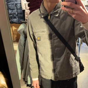 Carhartt detroit jacka - Säljer nu min feta carhartt jacka som tyvärr inte kommer till användning längre. Den går inte att få tag på någonstans i grå. Storlek M. 