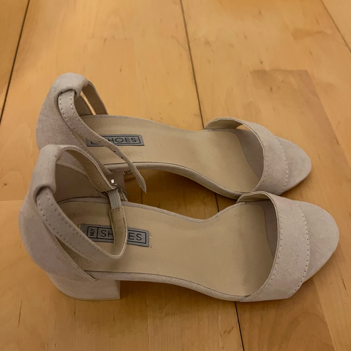 Beige sandaler med klack från Nelly - 92