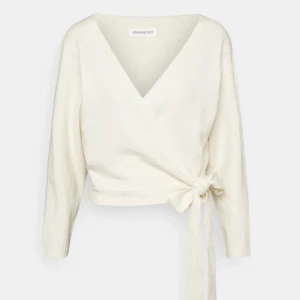 Vit omlottkofta från Even & Odd - Säljer denna jättefina kofta från even & odd, har bara använt 2 gånger så den är som ny💗💗Den är kräm vit i färgen . Skriv för egna bilder❣️ pris kan diskuteras 💋💋