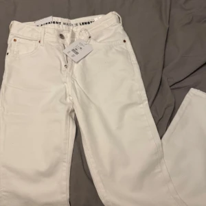 Helt nya Vita jeans från bikbok - Säljer ett par snygga vita jeans från bok bok modellen Low Straight. De är lågmidjade och har en rak passform. Perfekta för en stilren look och passar till alla tillfällen. Helt nya med taggar kvar!