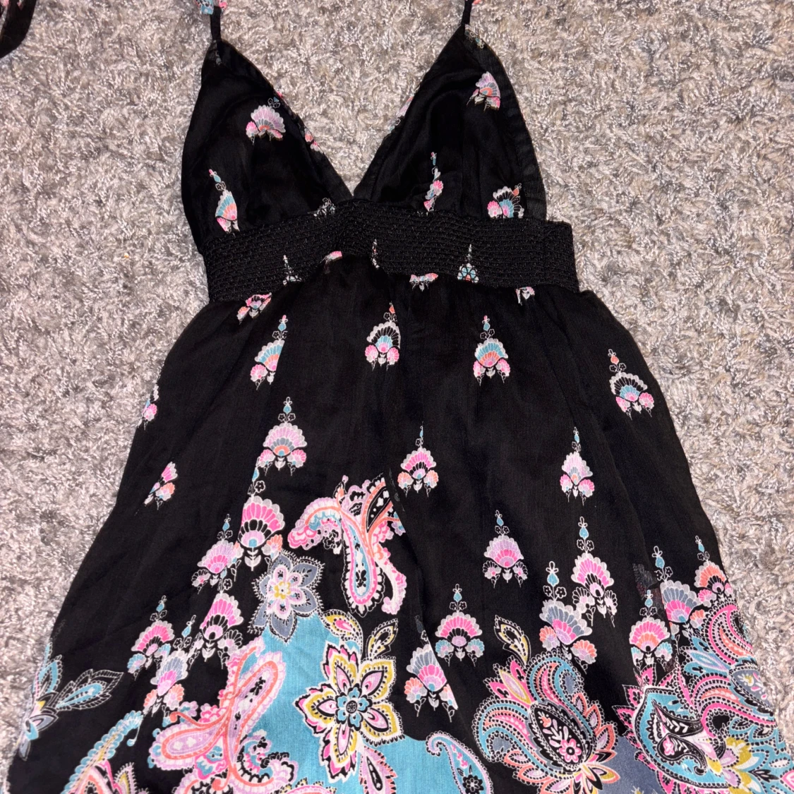 Svart mönstrad klänning från Accessorize