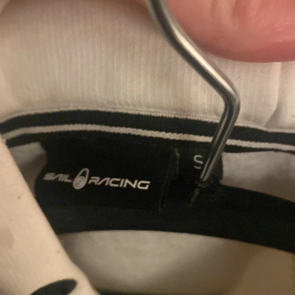 Säljer en snygg vit hoodie från Sail Racing i storlek S. Helt oanvänd 10 av 10 skick väldigt bekväm och varm. Säljer för att den inte kommer till användning. Om det är något du undrar så är det bara att höra av sig👍. Hoodies.