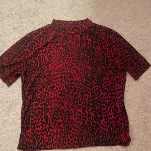 Röd och svart leopardmönstrad blus från Zara - Säljer min rödsvarta leopardmönstrade blus köpt från Zara för längesen. Den har inga deffekter och ser ut som ny. Materialet är lite genomskinligt alltså luftigt men inte så att man ser igenom. Köpt för 500 kr nypris säljer för 300❤️