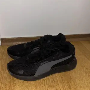 Säljer ett par svarta Puma sneakers i bra skick. Storlek 40 enligt etiketten. Skorna är bekväma och passar till det mesta i garderoben🖤🖤 De ligger bara i min skohylla då jag använder ett par nya från Puma till träning, men passar till allt!🖤