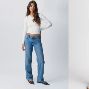 Lågmidjade byxor  - Populära lågmidjade jeans från Gina som tyvärr inte kommer till användning! Använda men har inga skador på nåt sätt!