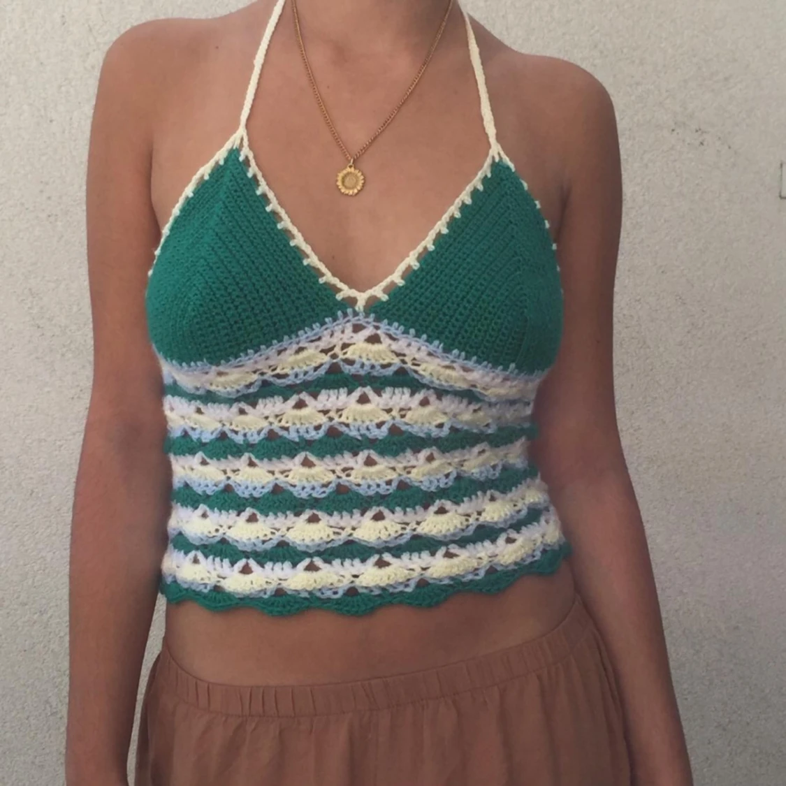Grön och vit virkad halterneck-top
