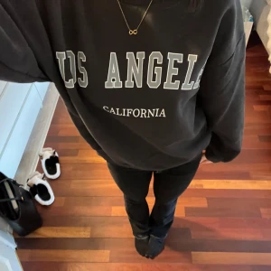 Svart brun sweatshirt med tryck - Säljer en svart brun sweatshirt med tryck på framsidan. Den är varm och mysig av sig. Säljer då den inte kommit till användning💕