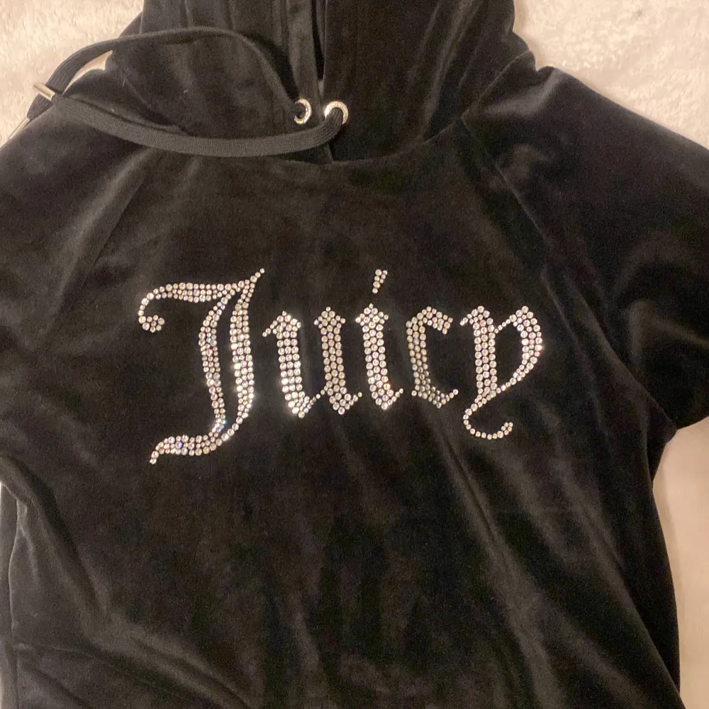 Säljer en supermjuk och snygg svart hoodie i sammet från Juicy Couture. Den har en glittrig Juicy-logga på framsidan och en bekväm huva. Mjukt och skönt material, nästan helt oanvänd. Den är inte så lång vid magen, men långa armar.. Tröjor & Koftor.