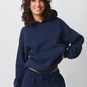 Mörkblå hoodie  - Säljer en supermysig hoodie från gina tricot. Hoodien är i superfint skick och har använts fåtal gånger. Storlek= S ,  köptes för 349säljes för 150kr💓