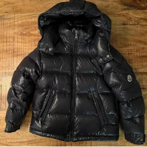  Moncler maya marinblå - Säljer min Moncler Maya-jacka i storlek XS, en klassisk och stilren dunjacka i färgen marinblå. Jackan är i bra skick och har blivit väl omhändertagen. Den är ren och utan synliga defekter, bortsett från att cartonen är av, vilket dock inte är synligt och påverkar inte jackans funktion eller utseende.  Observera att originalkvitto inte följer med, men jackan är garanterat äkta. Perfekt för vintern – både funktionell och trendig.  Pris: 4 500 kr  Hör av dig vid intresse🌟