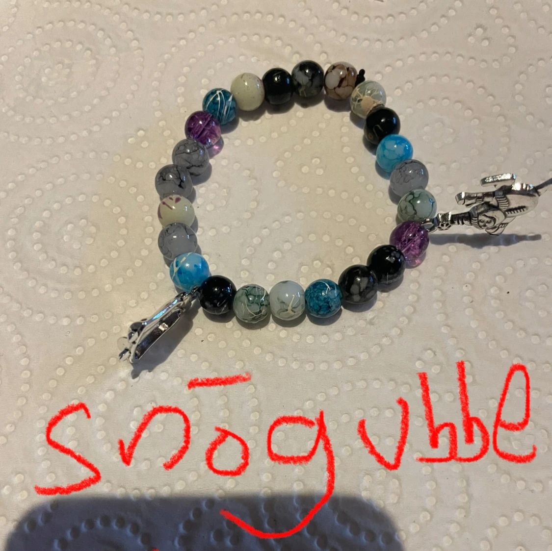 Färgglatt armband med snögubbeberlock - 90