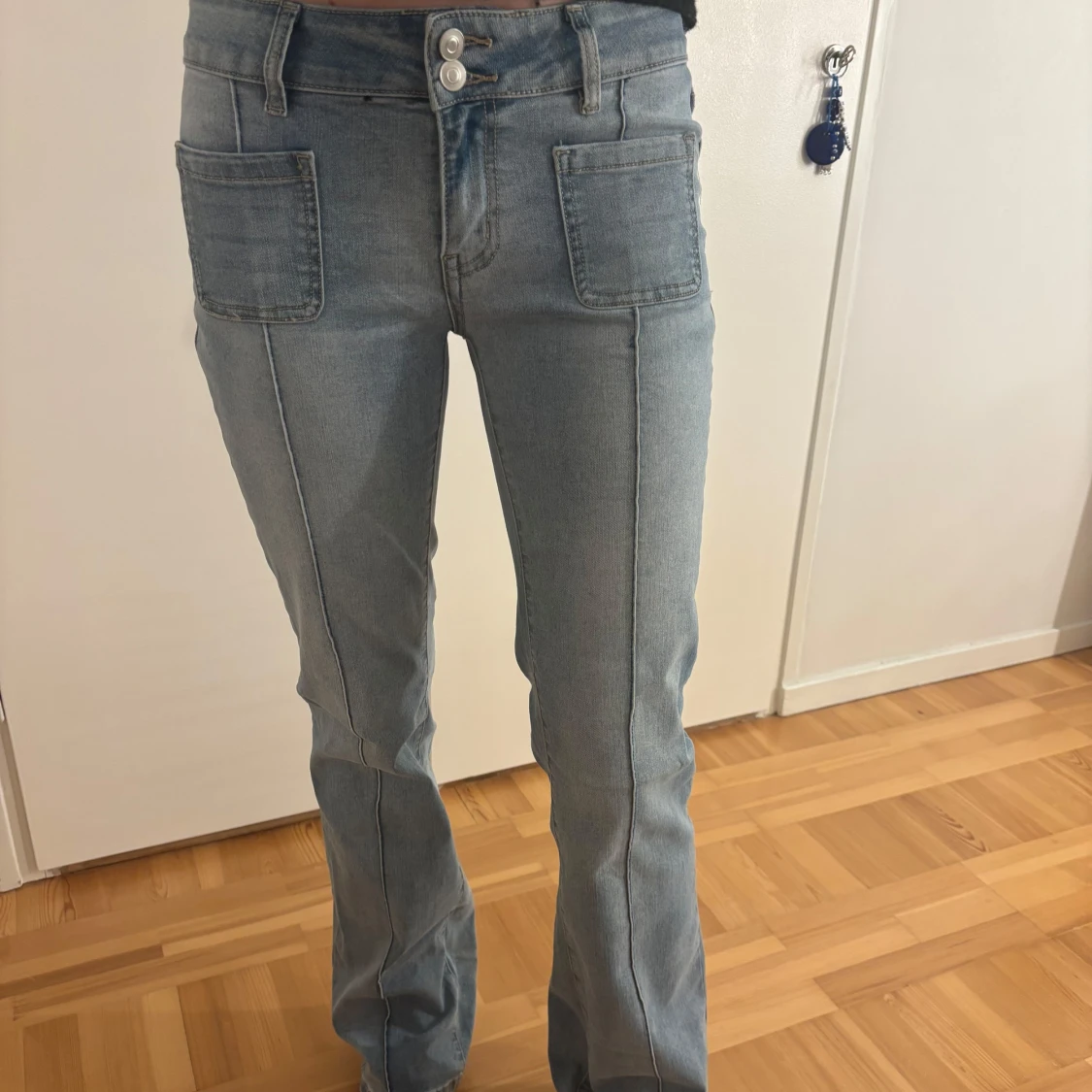 Ljusblå jeans med fickor