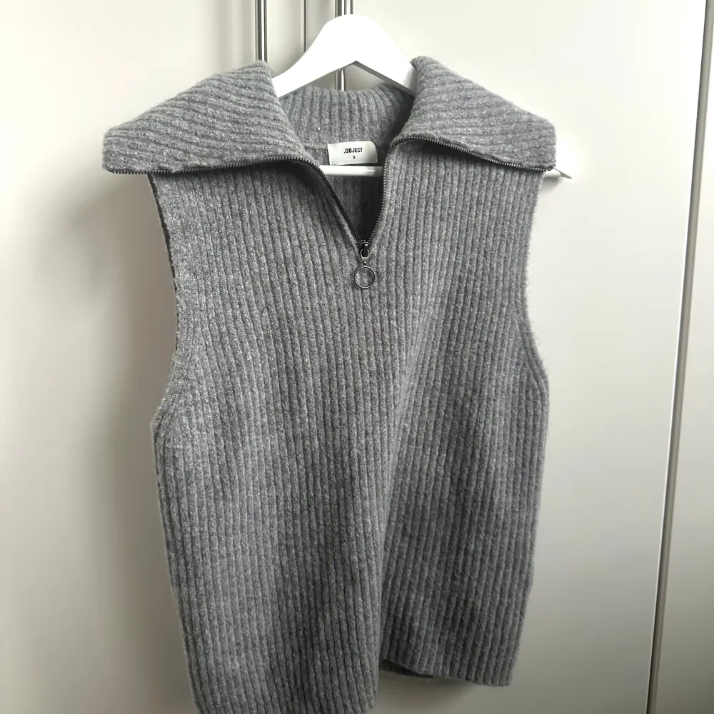 Grå stickad zip-up väst i ett jättemjukt material, assnygg att ha bara som den är eller över en skjorta. Från märket object och endast använd en gång.🩶. Neuleet.