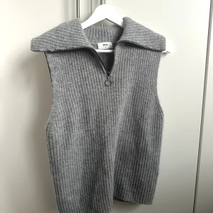 Stickad zip-up väst - Grå stickad zip-up väst i ett jättemjukt material, assnygg att ha bara som den är eller över en skjorta. Från märket object och endast använd en gång.🩶